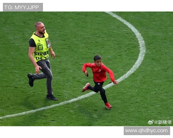 欧冠赛场惊现奇葩瞬间球迷冲入场内抢夺C罗球衣